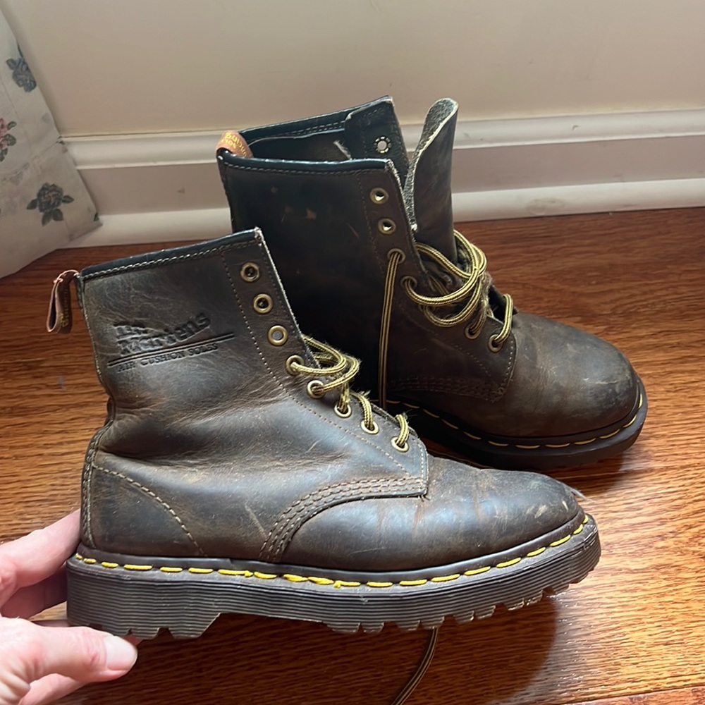 Womens vintage brown dr. Martens.